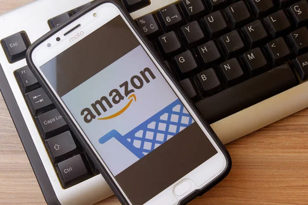 Rio de Janeiro, Brazil - February 14, 2020: Logo Amazon on the smartphone screen Moto G5s Plus. It is a United States transnational technology company focused on electronic commerce. — Stockbild Rio Janeiro Brazil February 2020 Logo Amazon Smartphone Screen Moto — Stockfoto