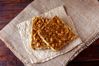 Pe de Moleque, Brezilya mutfağının tipik bir tatlısıdır, kavrulmuş fıstık ve rapadura ile yapılır. Hindistan 'da chikki, Portekiz' de nugat ve Meksika 'da tahtırevan denir. Seçici odak