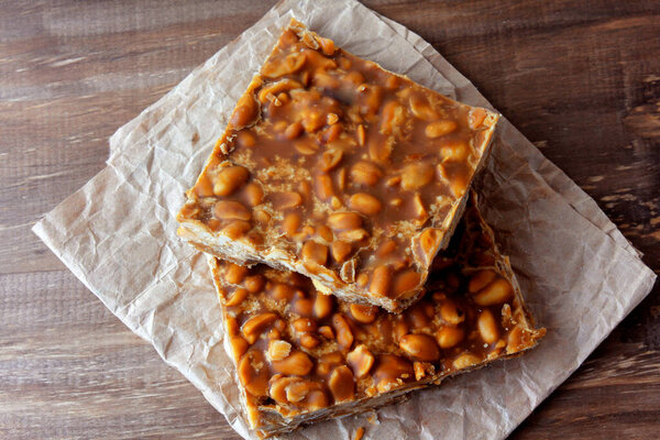 Pe de Moleque - типичная сладость бразильской кухни, приготовленная с жареным арахисом и рападурой. его называют чикки в Индии, нуга в Португалии и паланкета в Мексике. Селективный фокус
