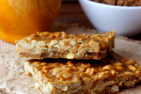 Pe de Moleque - типичная сладость бразильской кухни, приготовленная с жареным арахисом и рападурой. его называют чикки в Индии, нуга в Португалии и паланкета в Мексике. Селективный фокус
