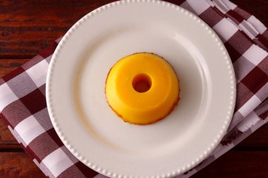 Quindim, yumurta sarısı, şeker ve rendelenmiş hindistan cevizi içerir. Brezilya 'da çok geleneksel bir şeydir.