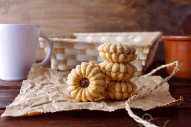 Ev yapımı Avusturya Linzer kurabiyeleri, Noel 'de ahşap bir masada çok yaygın bir jöle eşliğinde iki kurabiyedir.