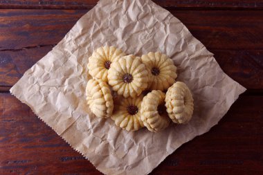 Ev yapımı Avusturya Linzer kurabiyeleri, Noel 'de ahşap bir masada çok yaygın bir jöle eşliğinde iki kurabiyedir.