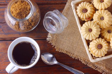 Ev yapımı Avusturya Linzer kurabiyeleri, Noel 'de ahşap bir masada çok yaygın bir jöle eşliğinde iki kurabiyedir.