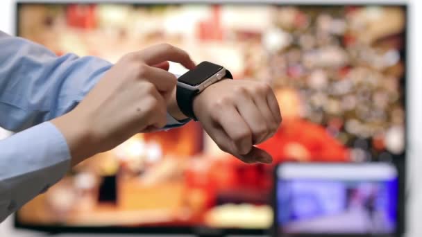 Vrouw met behulp van de smartwatch close-up — Stockvideo