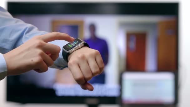 Femme utilisant smartwatch gros plan — Video