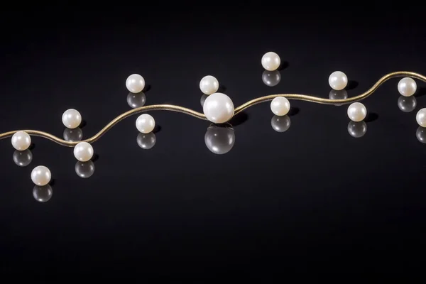 Collier perles blanches sur fond noir — Photo