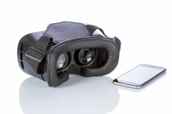 VR окуляри і смартфон з відсічним контуром для екрану на білому — стокове фото
