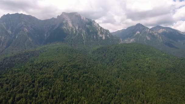 Volando sobre el hermoso bosque en las montañas 4 — Vídeos de Stock