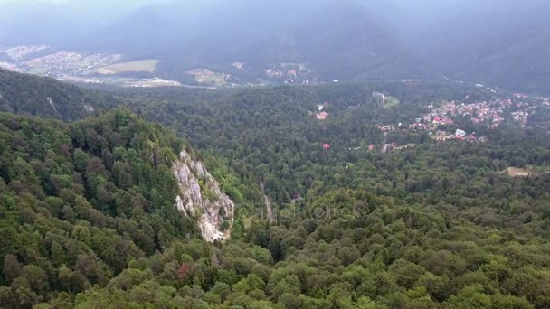 Romanya Dağları'nın hava görünümünü manzara şehir vadi sahne 4 — Stok video