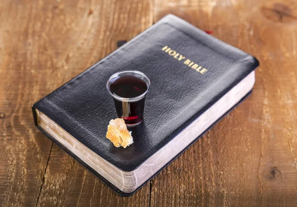 Λαμβάνοντας την κοινωνία. Κύπελλο από γυαλί με κόκκινο κρασί, ψωμί και Αγία Γραφή. — Φωτογραφία Αρχείου