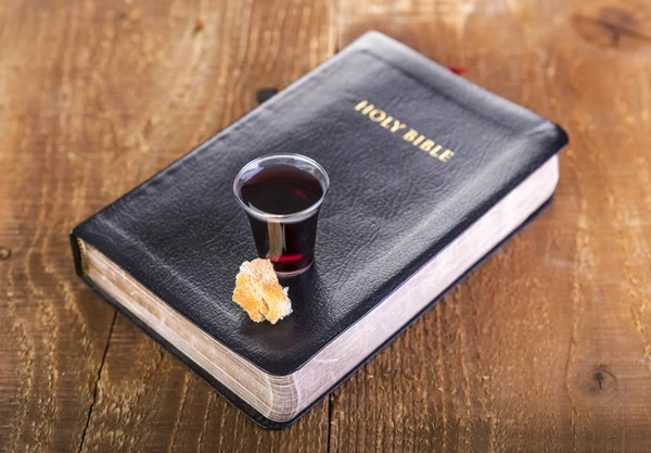 Cemaat alarak. Kırmızı şarap, ekmek ve Holy Bible cam fincan.