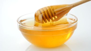 Yavaş çekimde bir kepçe ile bal çıkarma