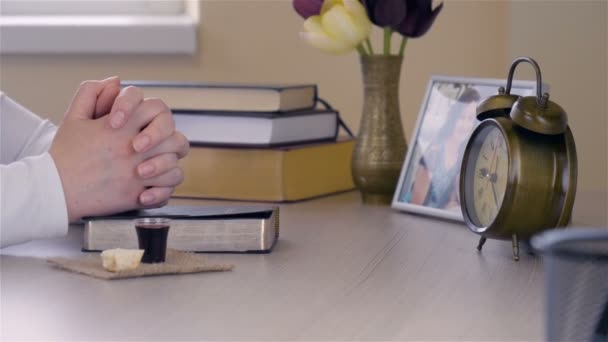 Joven mujer cristiana comulgando — Vídeos de Stock