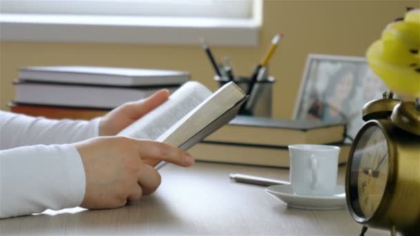 Christelijke vrouw of meisje lezen de Heilige Bijbel — Stockvideo