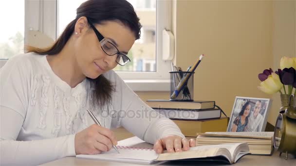 Mujer joven estudiando la Biblia — Vídeo de stock