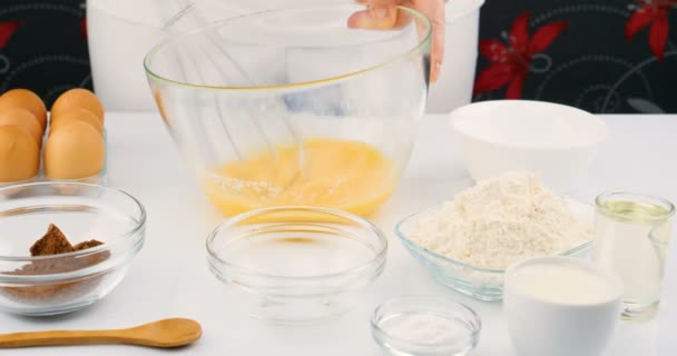 Chef batiendo huevos y leche en un tazón con batidora manual — Vídeos de Stock