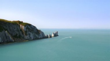 İğne - Isle of Wight, İngiltere'de şap Bay yakın Batı ekstremite kapalı denizden yükselen üç farklı deste tebeşir satırdır. 4 k görüntüleri 60 fps.
