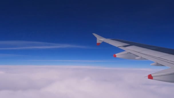 Vliegtuig Vliegt Boven Wolken Blauwe Hemel Reizen Door Lucht Vliegtuig — Stockvideo