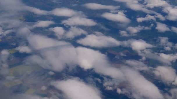 Planet flyger högt över jorden och moln — Stockvideo