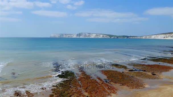 Isle of Wight kusten Alun viken intill nålar — Stockvideo