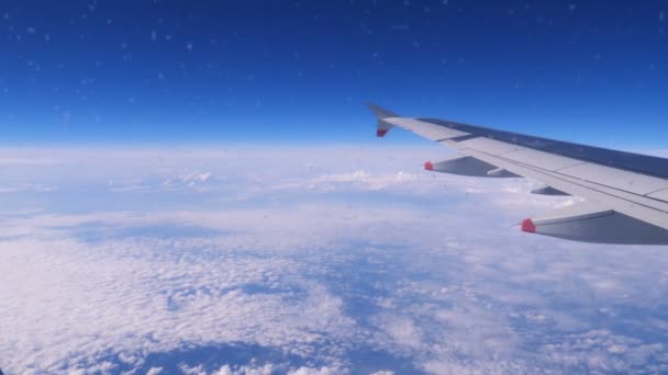 Hermoso cielo y nubes vista desde la ventana del avión — Vídeos de Stock