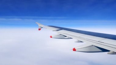 Güzel gökyüzü ve bulutlar uçak penceresinden görüntülemek