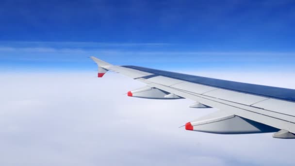Mooie lucht en de wolken uitzicht uit het raam van het vliegtuig — Stockvideo
