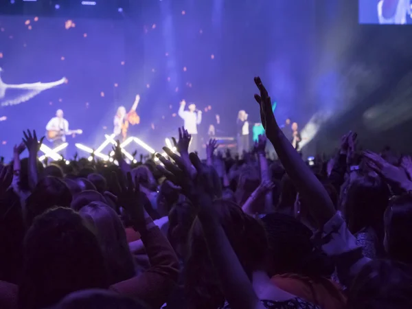 İnsanlar bir konserde parti ve canlı müzik keyfi