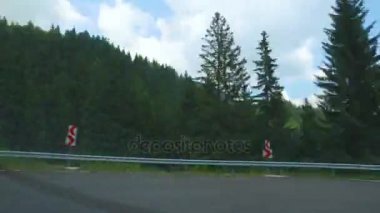 Yolda araba sürmek dağlar hızlı hareket