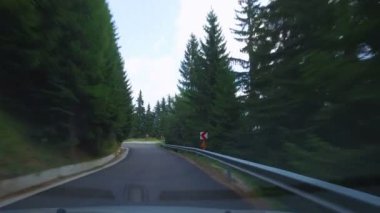 Araba sürmek güzel manzara gösterilen dağlarda