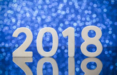 Yeni yıl 2018 ahşap numaraları yansımanın cam masa mavi ba üzerinde üzerinde