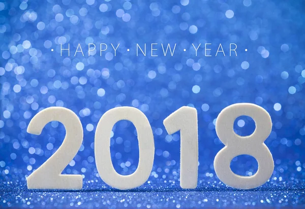 2018 Beyaz ahşap numaraları ile parlak ışık mavi kağıt üzerinde