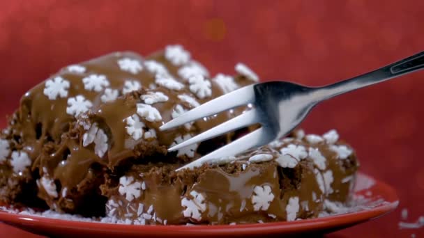 Serving a piece of chocolate cake decorated with candy snowflakes — Stock Video