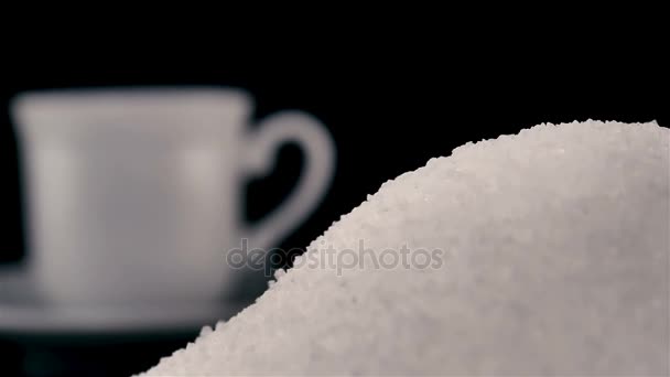 Sked av vitsocker som lagts till i kopp kaffe på svart — Stockvideo
