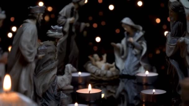 Belén pesebre de Navidad con velas luces — Vídeo de stock