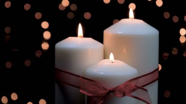 Kerst kaarsen branden in sfeervol licht — Stockvideo