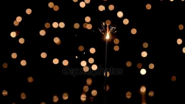 Sparkler ardiendo delante de las luces del ambiente — Vídeos de Stock