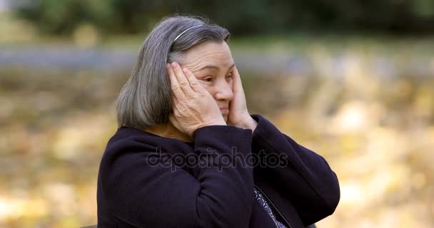 Depressed Senior Woman Thinking Worried Outdoors Park — Stock Video