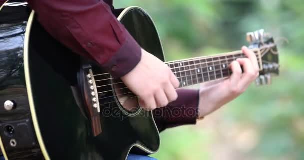 Mani Del Giovane Suonando Chitarra Acustica Artista Musicista All Aperto — Video Stock