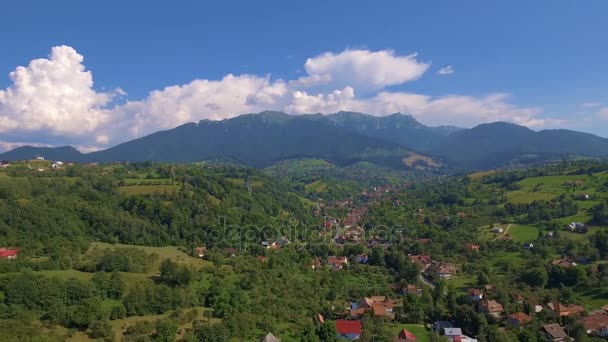 Vista Aérea Desde Arriba Sobre Pequeño Pueblo Las Montañas Hermoso — Vídeos de Stock