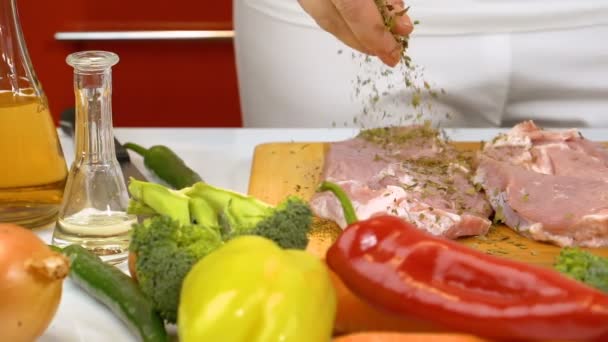 Frau Hände Würzen Frisches Rohes Fleisch Zum Kochen Mit Gemüse — Stockvideo