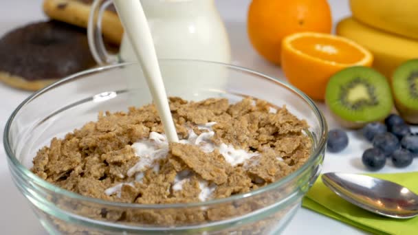 Verter Leche Sobre Copos Cereales Para Desayuno Saludable Ecológico Disparo — Vídeos de Stock