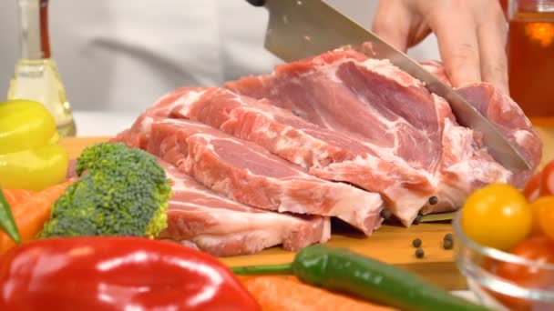 Mujer Manos Rebanando Carne Fresca Cruda Para Cocinar Con Verduras — Vídeos de Stock