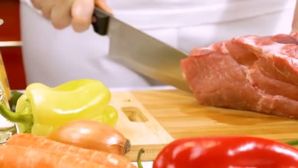 Vrouw Handen Snijden Van Vers Rauw Vlees Voor Het Koken — Stockvideo