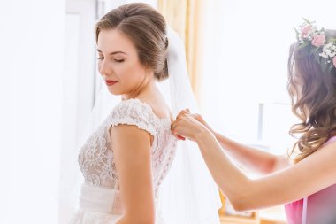 Beyaz elbisesi içinde gelin