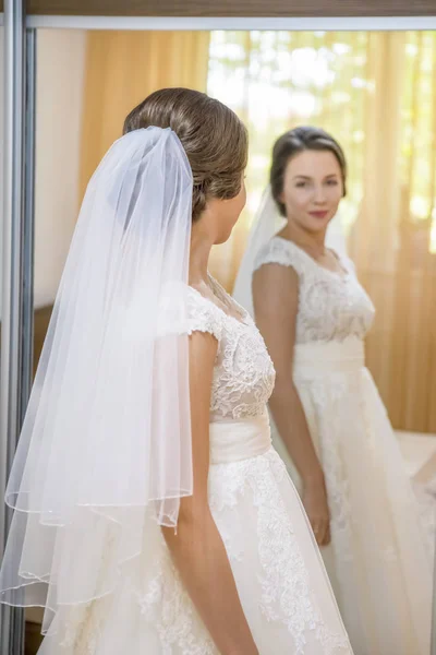 Красивая молодая невеста в свадебном платье — стоковое фото