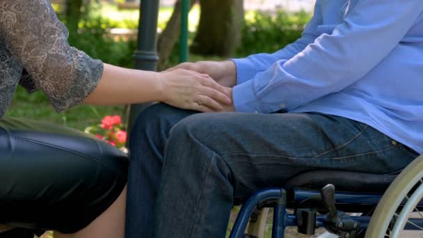 Zbliżenie Niepełnosprawny Mężczyzna Młody Rąk Zachęcani Przez Żonę Zewnątrz Koncepcja — Wideo stockowe