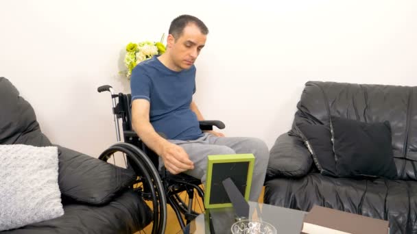 Mélancolique Triste Jeune Homme Handicapé Fauteuil Roulant Regardant Une Photo — Video