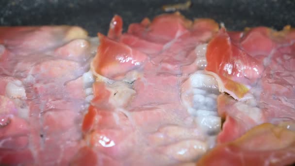 Trozos Finos Tocino Ahumado Fritos Una Sartén — Vídeo de stock